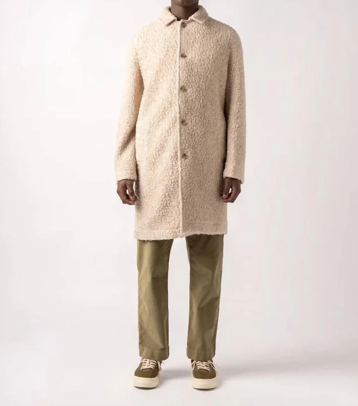 Men coats with a contrasting trim for a fashion - forward aestheticMen's Edinburgh Wool Overcoat In Oatmeal